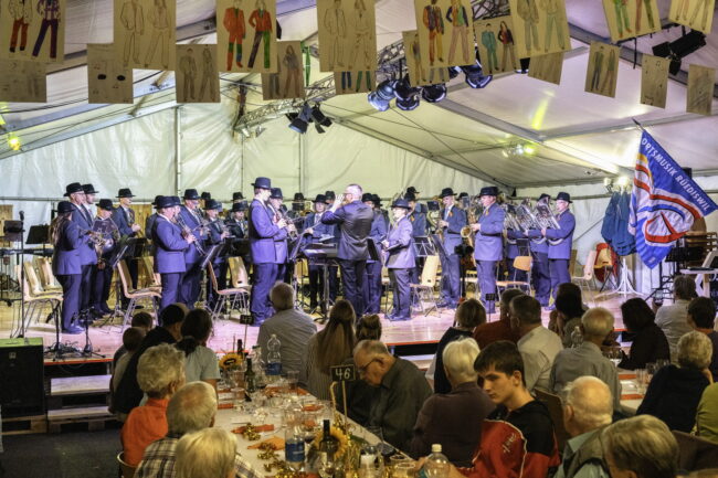 Stolz präsentiert die Ortsmusik Rüediswil die neue anthrazitgraue Uniform an der Rüediswiler Kilbi mit Neuuniformierung.
