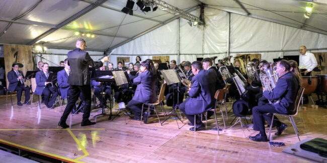 An der Neuuniformierung der Ortsmusik Rüediswil spielt der Verein unter der Leitung von Patrick Hummel im Festzelt mit der anthrazitfarbenen Uniform.