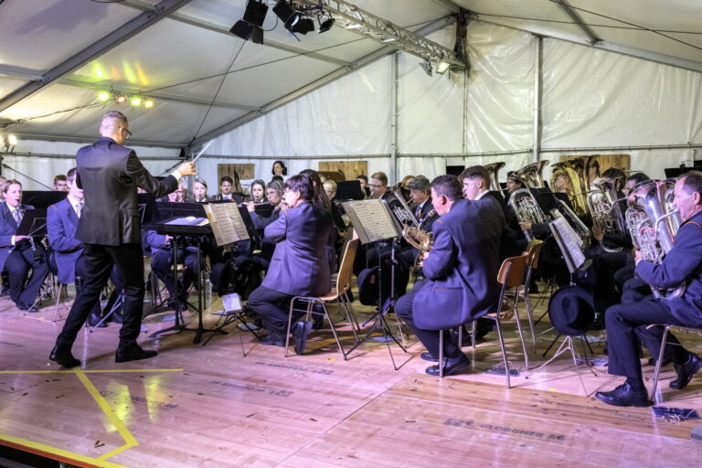 An der Neuuniformierung der Ortsmusik Rüediswil spielt der Verein unter der Leitung von Patrick Hummel im Festzelt mit der anthrazitfarbenen Uniform.