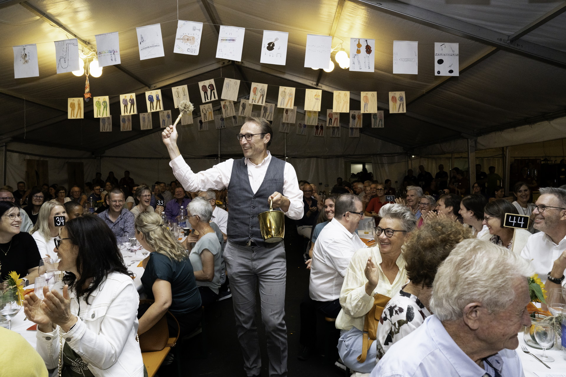 Adrian Wicki segnete auch das Publikum Mit viel Humor segnete Pastoralraumleiter Adrian Wicki das Publikum an der Neuuniformierung der Ortsmusik Rüediswil.