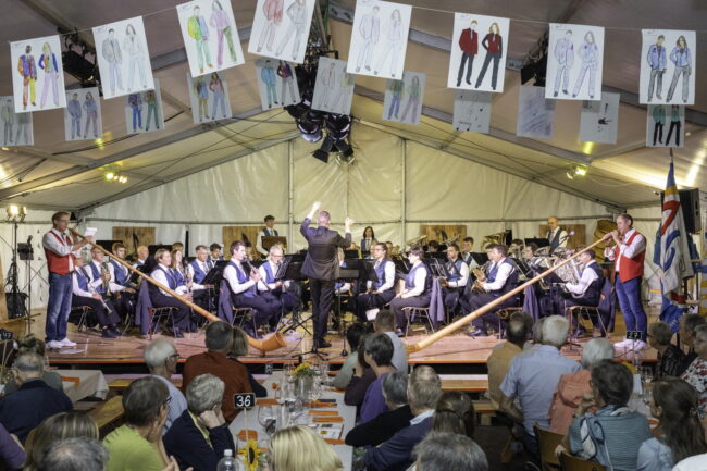 Die Melodie "Les Ranz de Vaches" wurde vorgetragen von der OMR und dem Duo «Superhorn» – Walter Sigrist und Mäsi Diller.