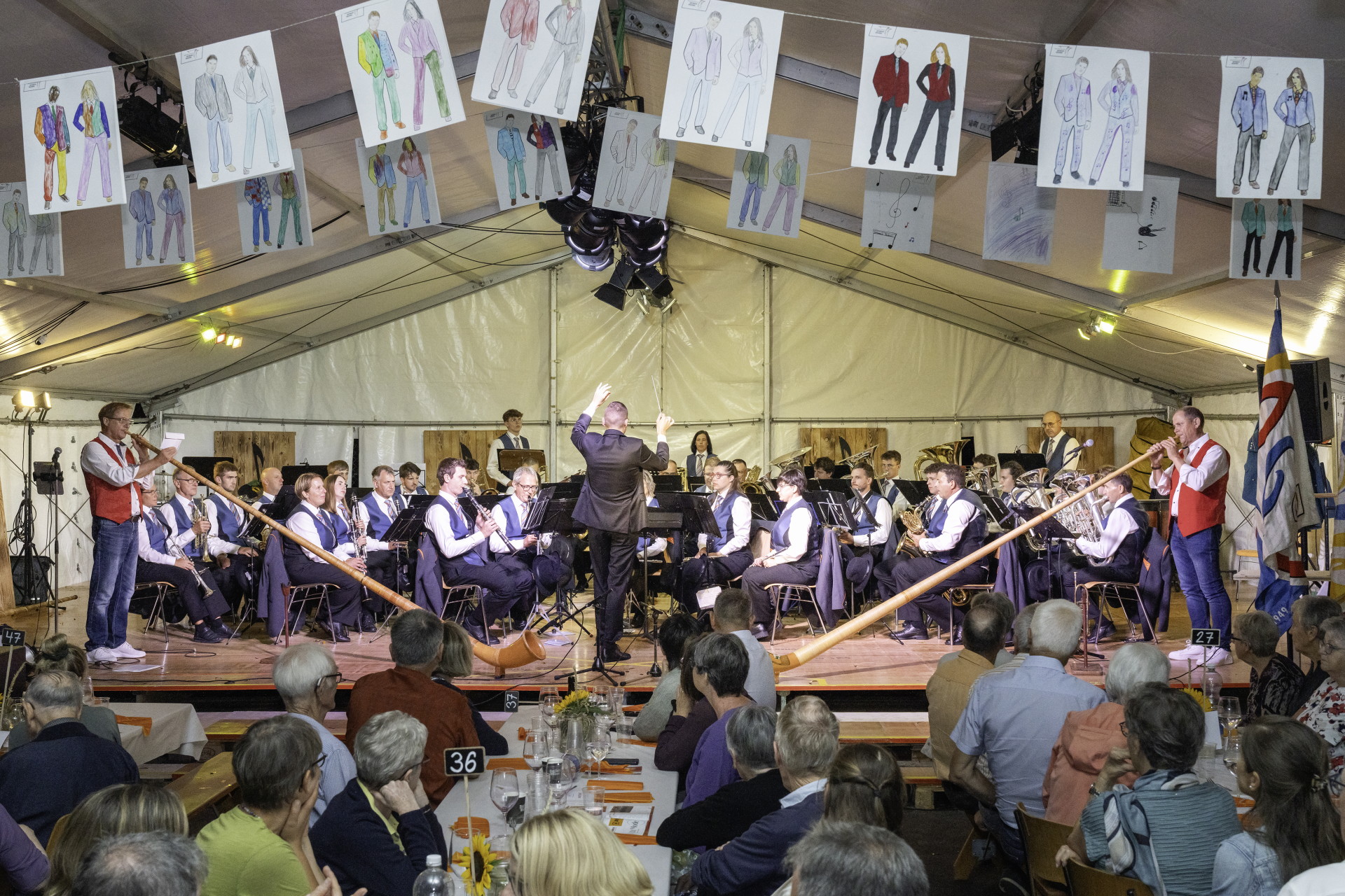 Blasmusik mit Alphornklängen Die Melodie "Les Ranz de Vaches" wurde vorgetragen von der OMR und dem Duo «Superhorn» – Walter Sigrist und Mäsi Diller.