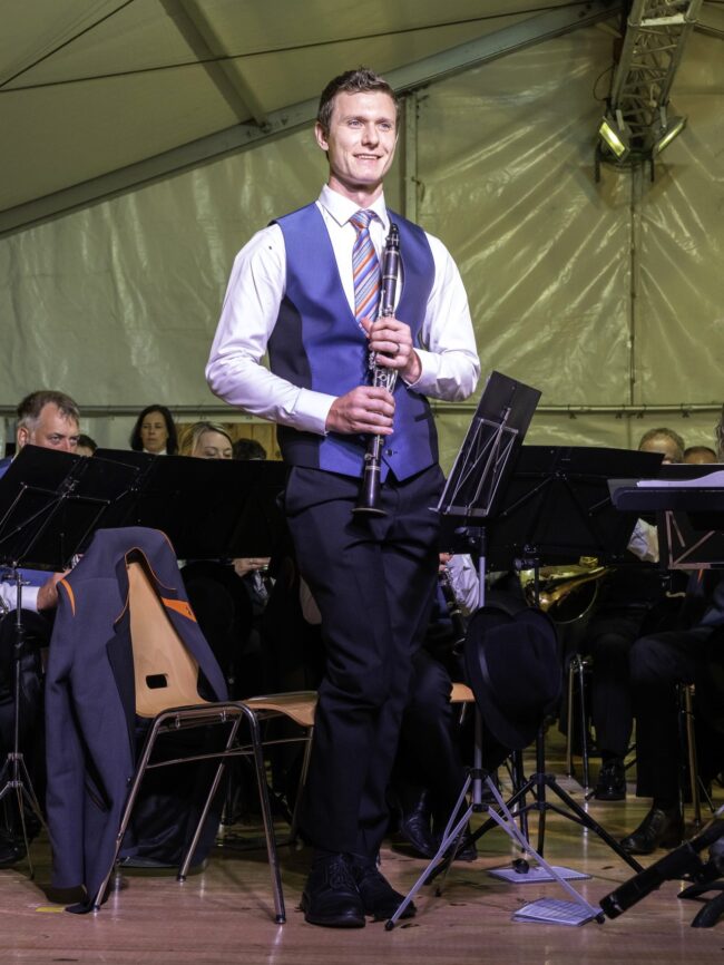Brillant spielte Christian Steinmann auf der Klarinette eine Soloeinlage an der Neuuniformierung der Ortsmusik Rüediswil.