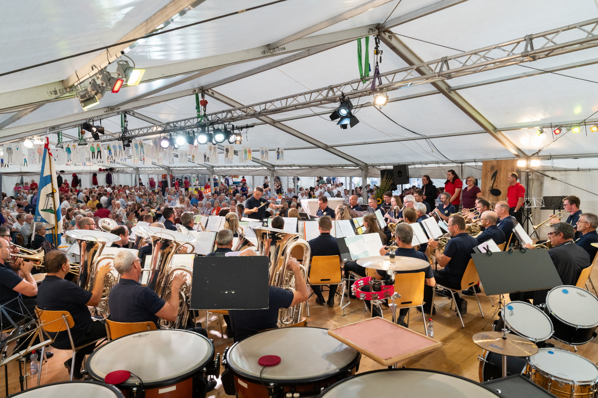 Ständli der Bergmusik Sigigen im vollen Zelt An der Neuuniformierung der Ortsmusik unterhielt die Bergmusik Sigigen unter der Leitung von Beat Grüter die Gäste.