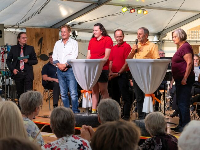 Toni Stäger führte mit zwei Aktiv- und drei ehemaligen Mitglieder ein interessantes Interview zu vergangenen Episoden der Ortsmusik.