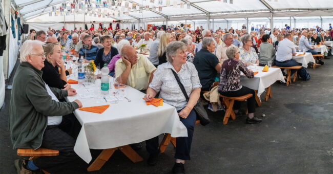 An der Neuuniformierung der Ortsmusik war das Festzelt bis auf den letzten Platz gefüllt.