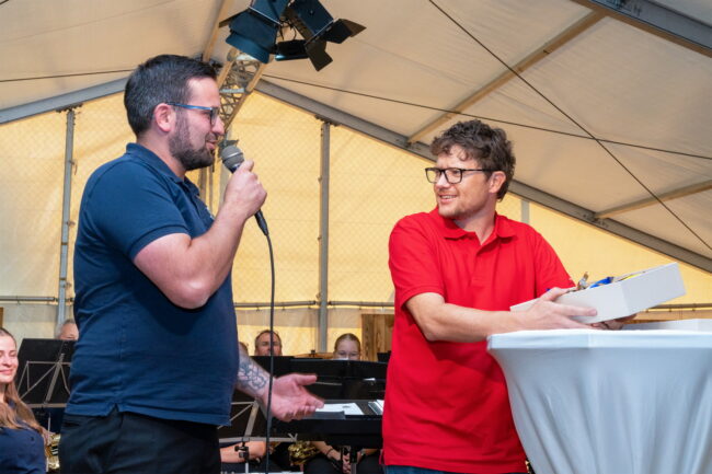 An der Neuuniformierung der Ortsmusik überreichte Raphael Albisser, Präsident der Bergmusik Sigigen ein Geschenk an die OMR.