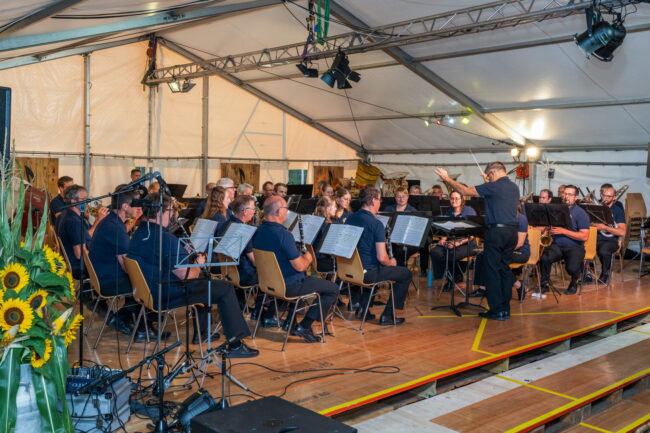 An der Neuuniformierung der Ortsmusik unterhielt die Bergmusik Sigigen die Gäste mit einem rassigen Ständli.
