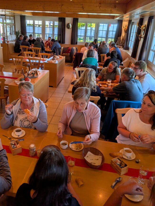 Auf dem Ricken machten die OMR einen Stopp und genoss ein Kaffee mit Gipfeli bei der Hinfahrt.