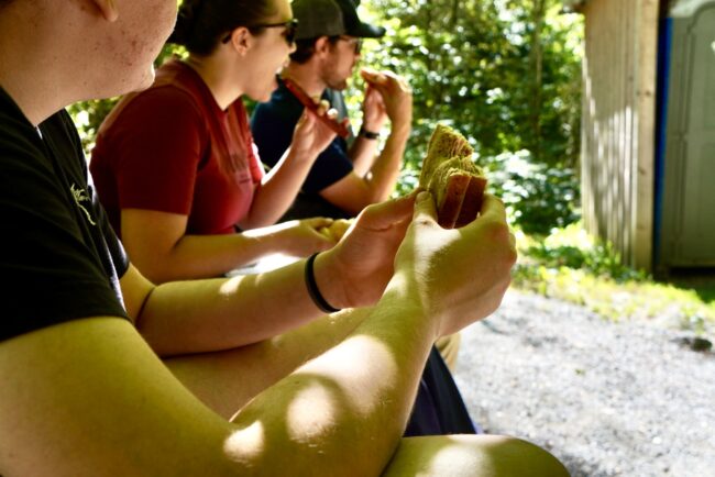 Bei Rastplatz an den Thurfällen genoss die Ortsmusik Rüediswil das selbst mitgebrachte Picknick.
