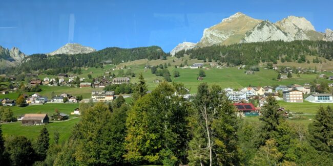 Bei der Fahrt mit dem Bus zum Jennyhaus in Wildhaus gings den Berg Richtung Churfirsten hoch.