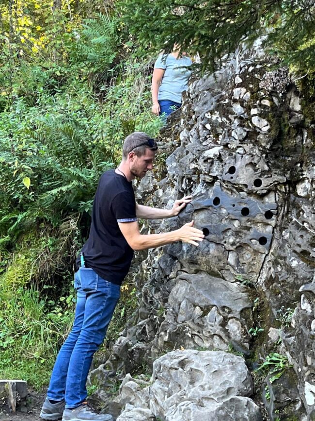 Die Löcher im Felsen konnten mit der Hand zum tönen gebracht werden.