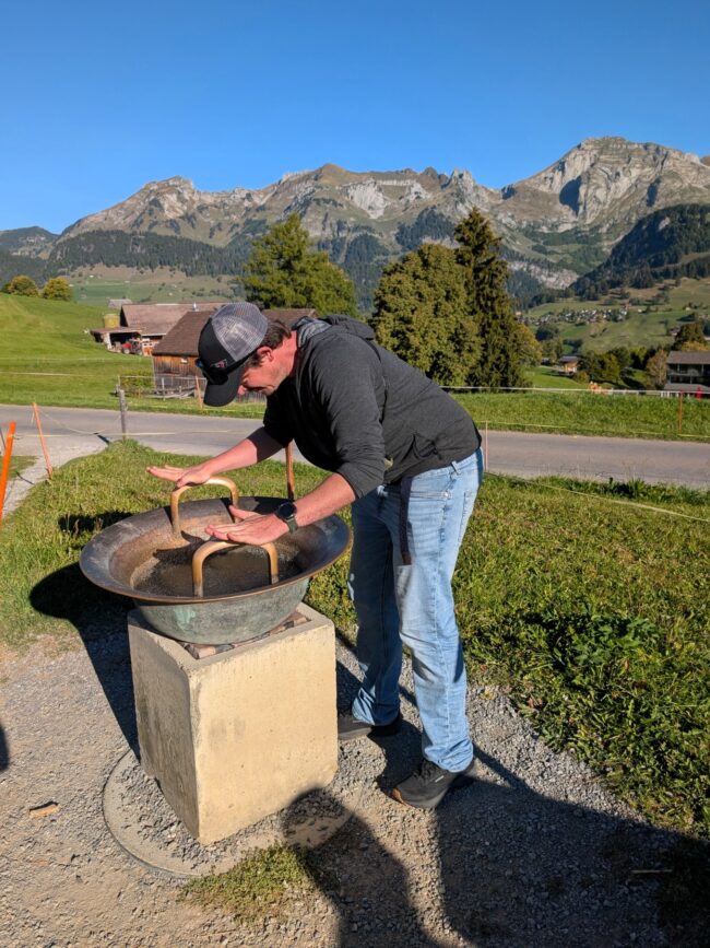 Die Klangglocke auf dem Klangweg Toggenburg faszinierte die Musikanten der Ortsmusik Rüediswil.