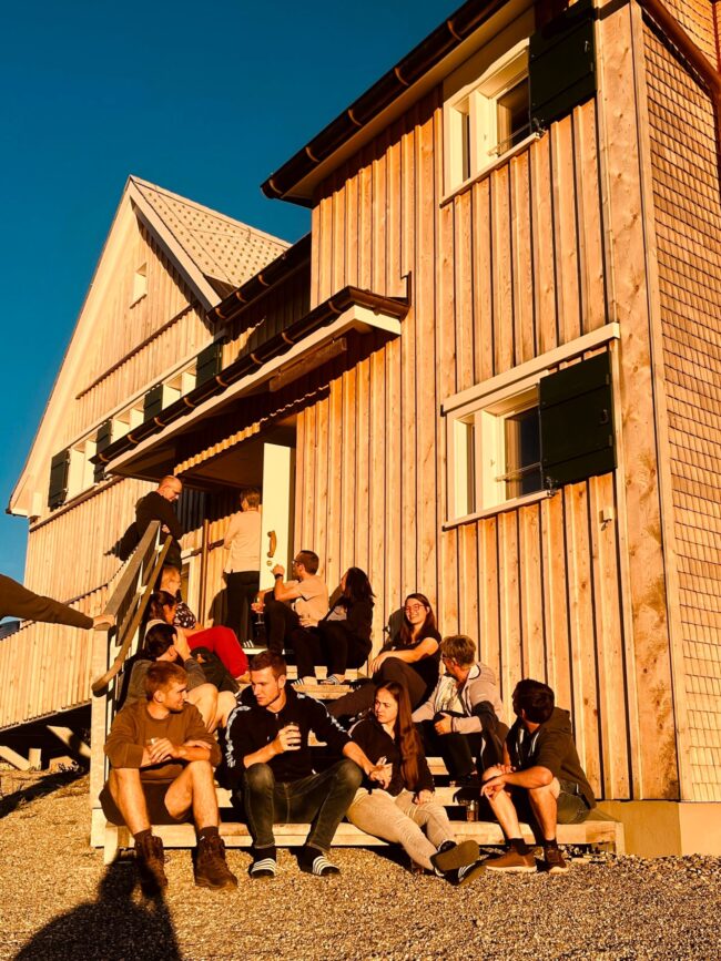 Die OMR Mitglieder geniessen die tolle Abendstimmung vor dem Jennyhaus Wildhaus.