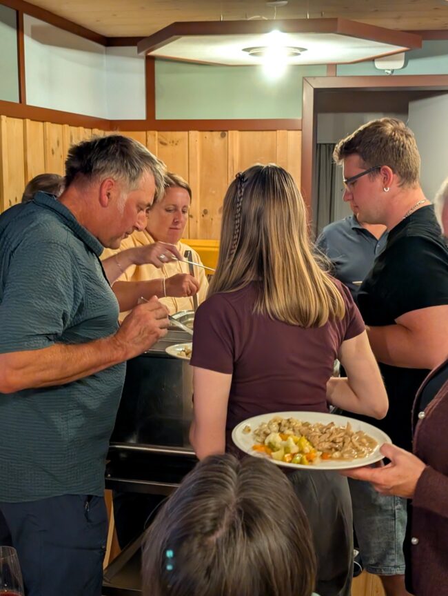 Auf der Vereinsreise der Ortsmusik Rüediswil genossen die Mitglieder ein feines Nachtessen im Jennyhaus Wildhaus.