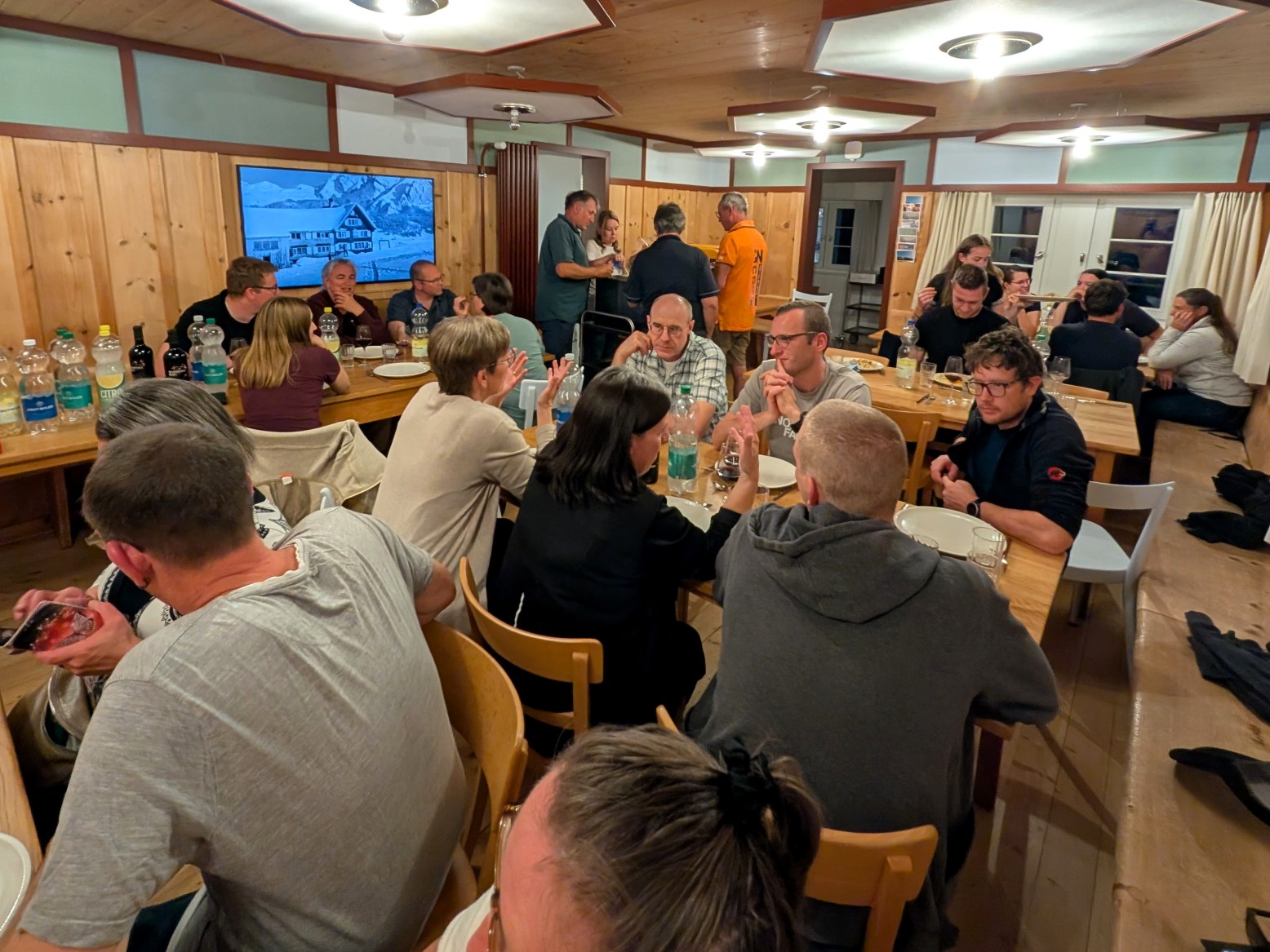 Feines Abendessen nach erlebnisreichen Tag Die OMR bekam vom nahe gelegenen Restaurant das leckere Nachtessen mit Dessert angeliefert.