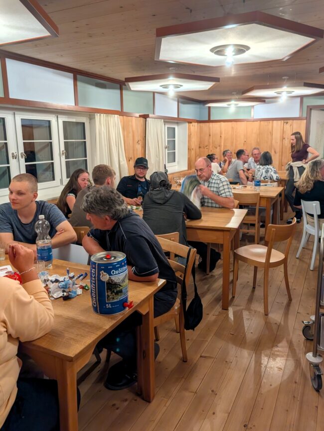 Auf der Vereinsreise genossen die Mitglieder der OMR einen gemütlichen Abend bei Spiel und Getränken.