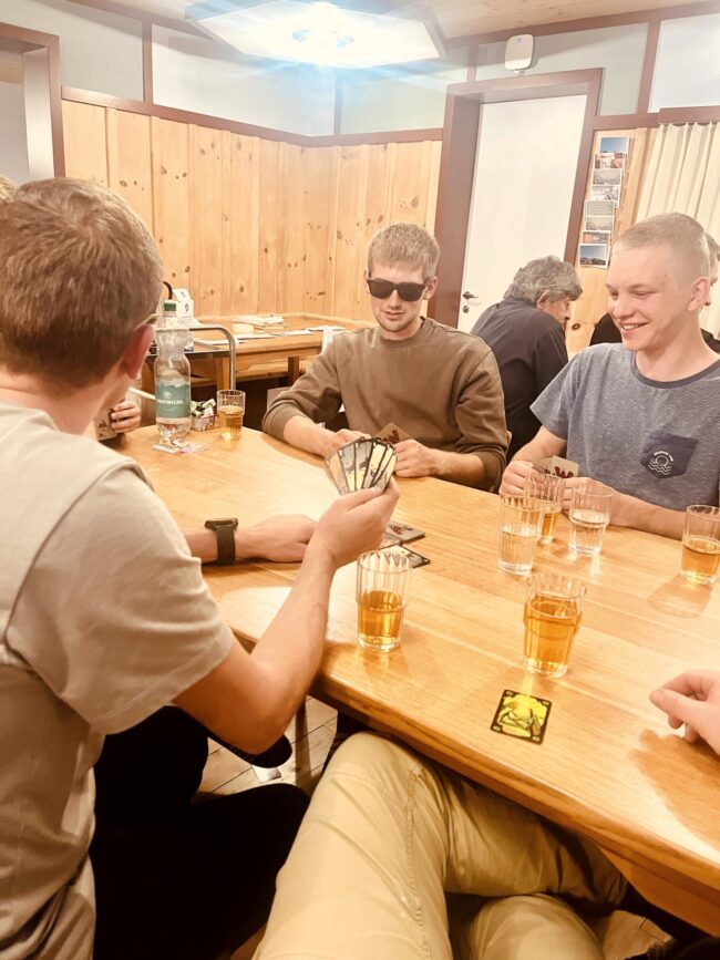 Auf dem Vereinsausflug der OMR vergnügten sich die Mitglieder am Abend im Esssaal.