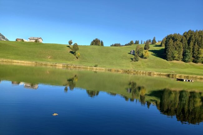 Das ruhige Wasser beim Schwendisee im Toggenburg widerspiegelt die Umgebung.
