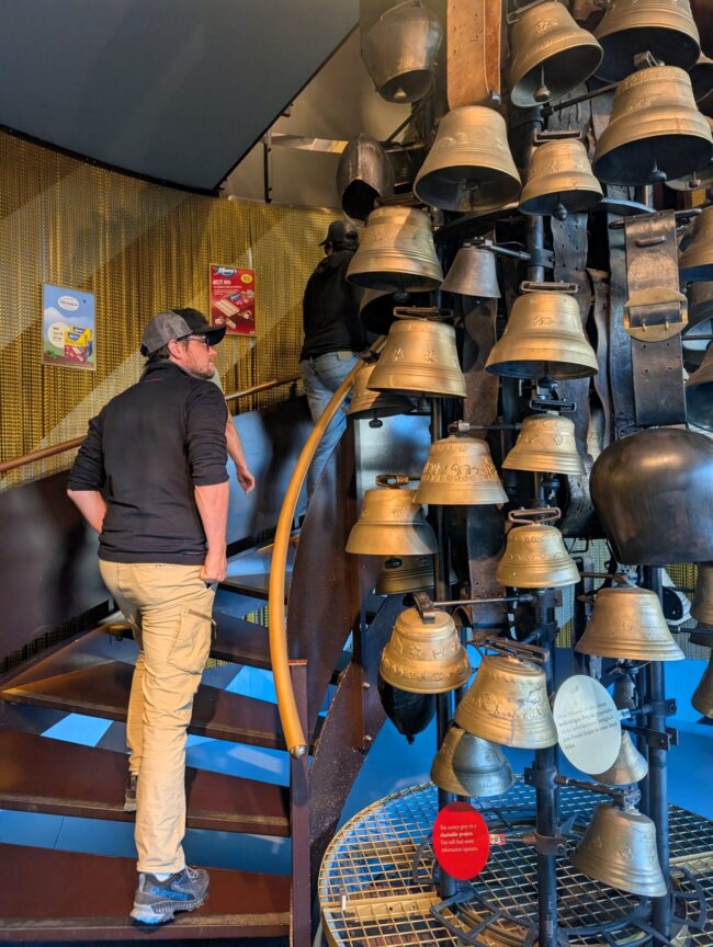 Typisch Schweiz, die Kuhglocken verkörpern die Schweizer Tradition bei der Schokoladenherstellung.