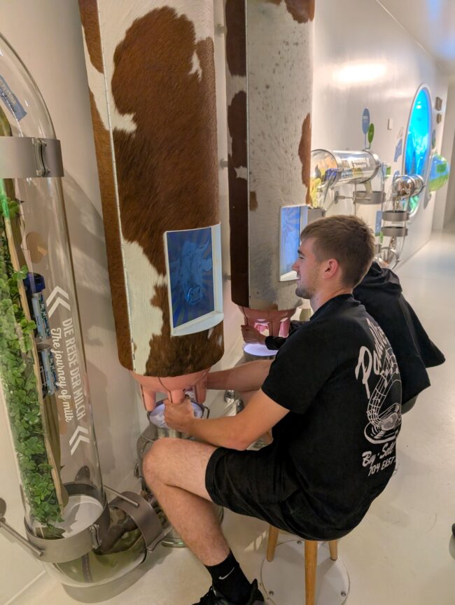 Beim Melksimulator konnte eine virtuelle Kuh gemolken werden, unrealistische 77 kg Milch wurden erreicht.