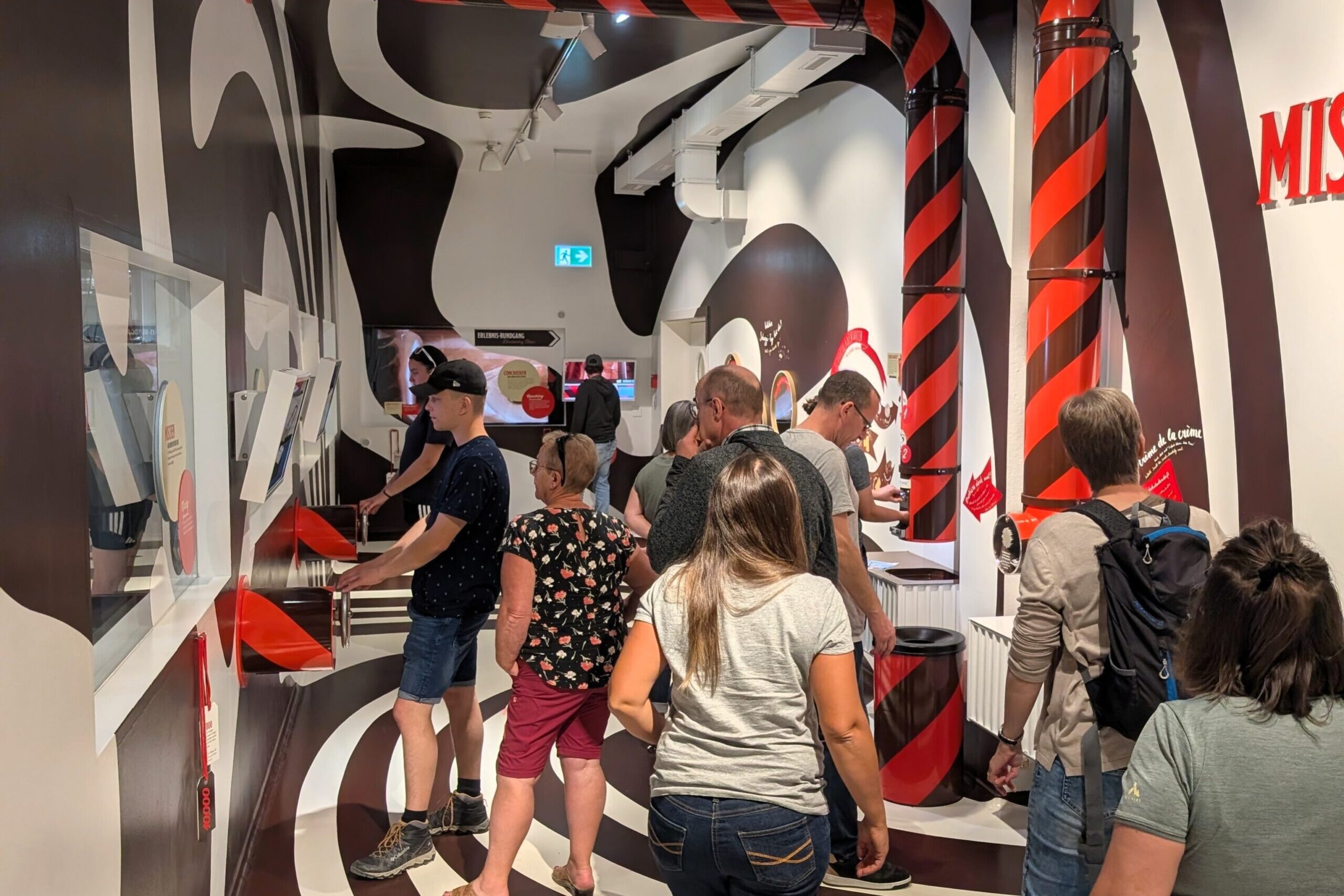 Bunte Räume und viel Infos zur Schoggi Auf der Vereinsreise ins Toggenburg tauche die Ortsmusik Rüediswil in der interaktiven Erlebniswelt Chocolarium in die süsse Welt des Glücks ein.