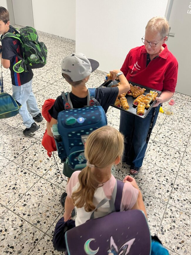 Die Ortsmusik Rüediswil prämierte die drei besten Zeichnungen am Malwettbewerb zur Neuuniformierung und überreichte den 3 Gewinnerklassen der Schule Rüediswil ein Znüniwurm.