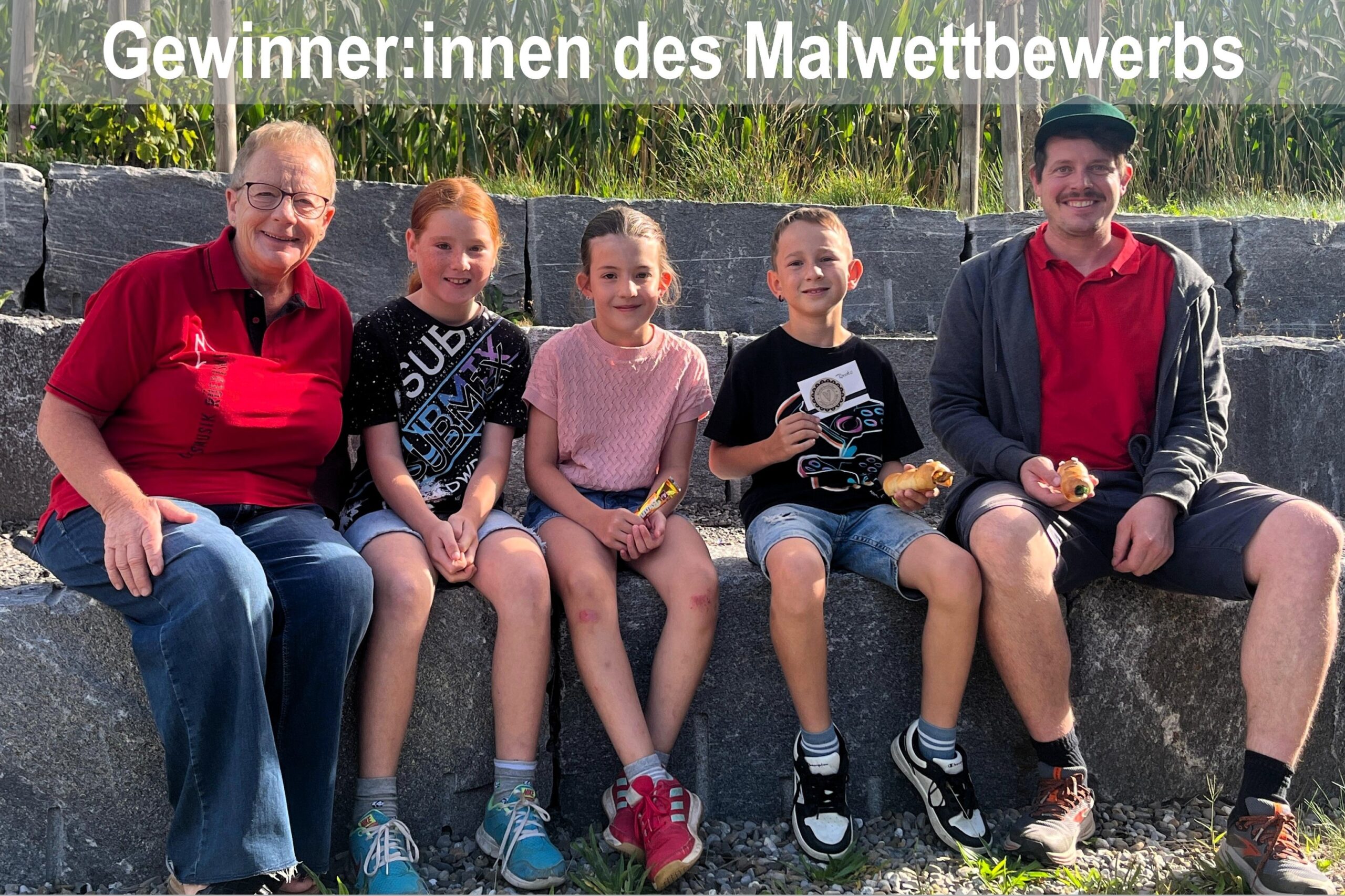 Gewinner des Malwettbewerbs zur Neuuniformierung Mitglieder der Ortsmusik Rüediswil mit den Erstplatzierten des Malwettbewerbs (von links): Marianne Wermelinger, Julia Erni, Lynn Rogger, Renato Wagner und Andreas Schmidli